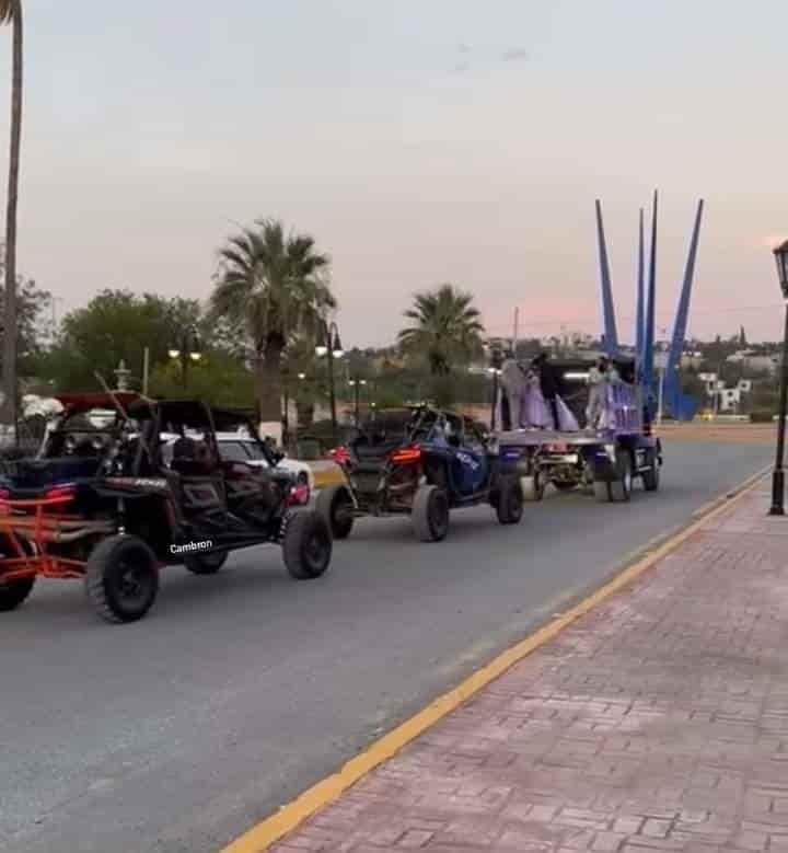 Viaja quinceañera en camión morado