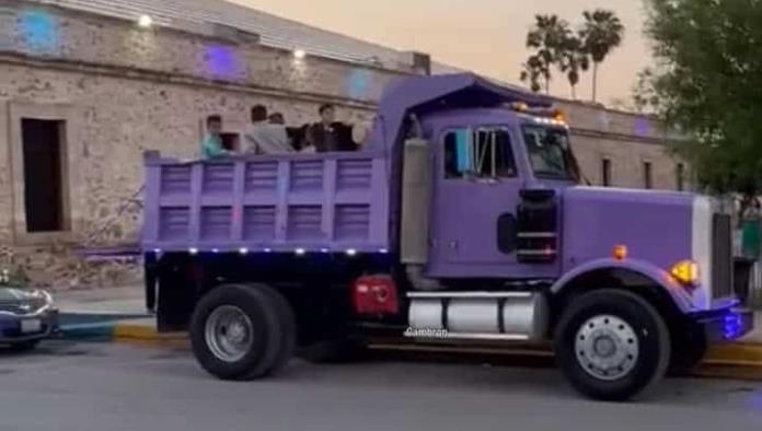 Viaja quinceañera en camión morado