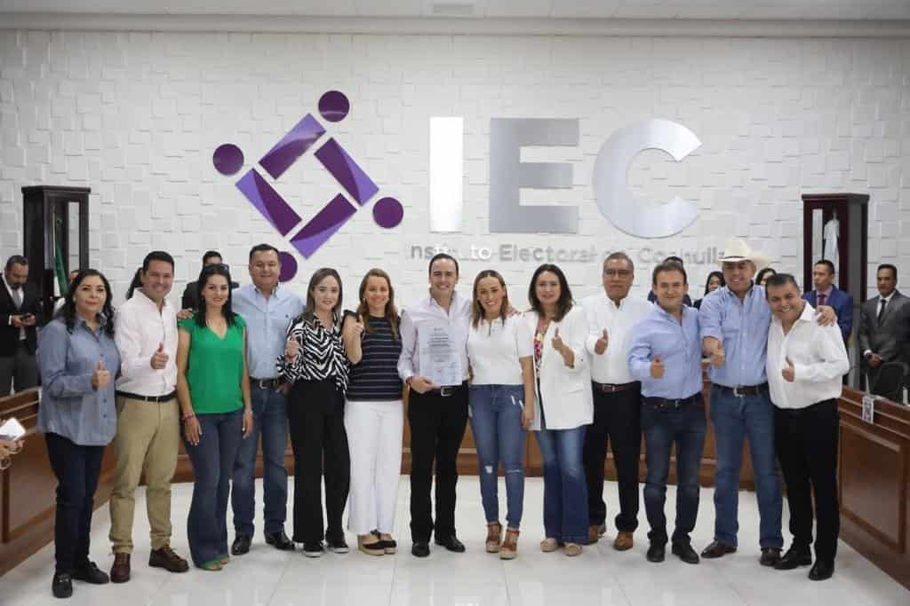 Recibe Manolo Jiménez constancia como gobernador electo de Coahuila
