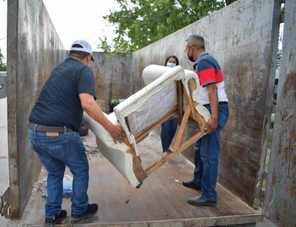 Recolectan cacharros en la colonia Las torres