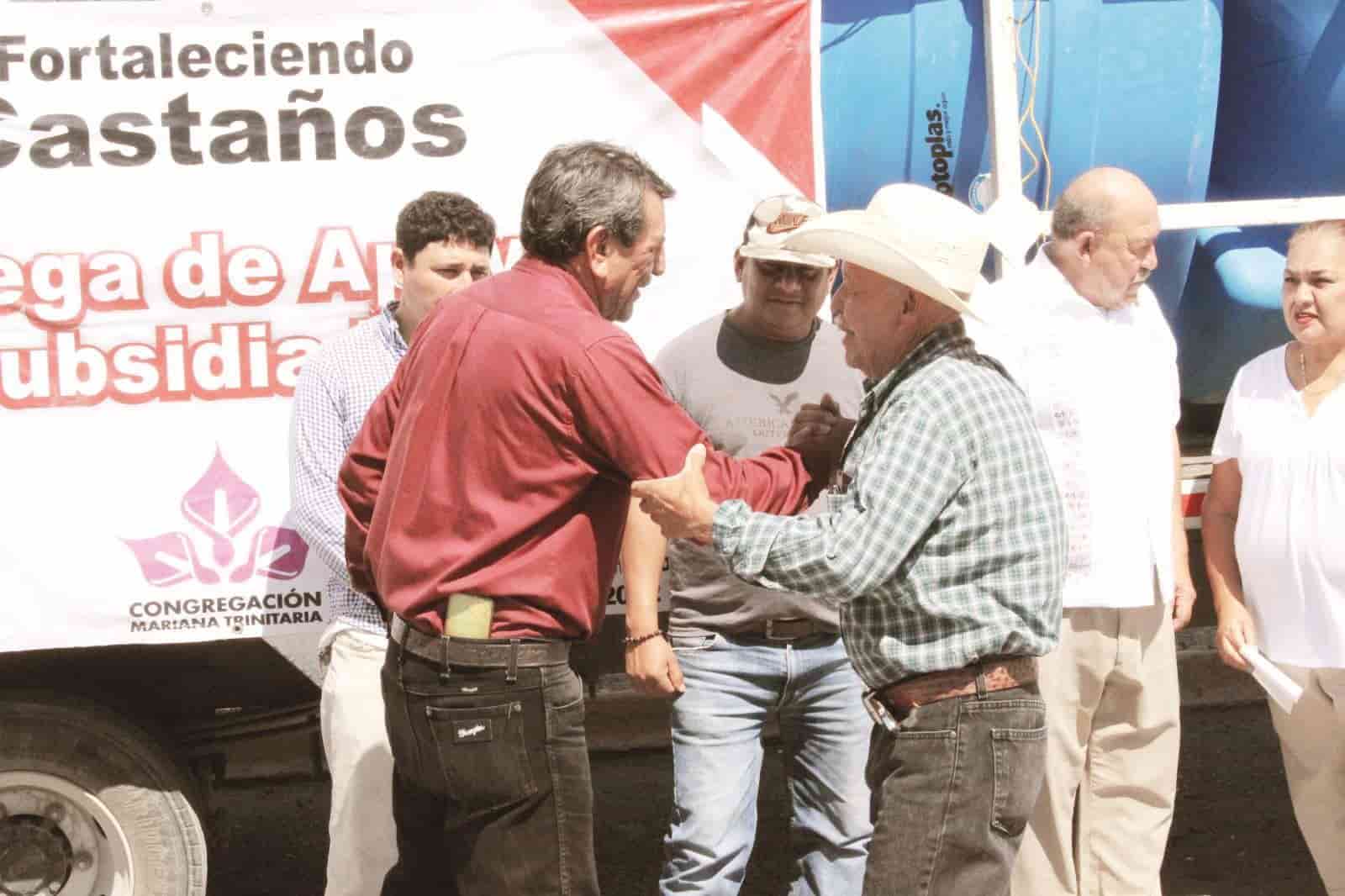 Entregan tinacos y cisternas  en Castaños