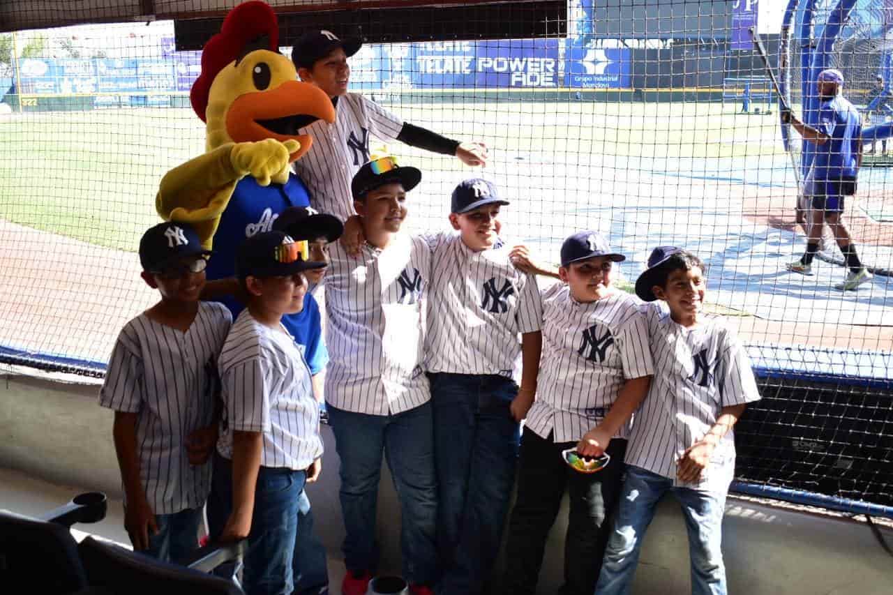 Acompaña Hugo a niños beisbolistas