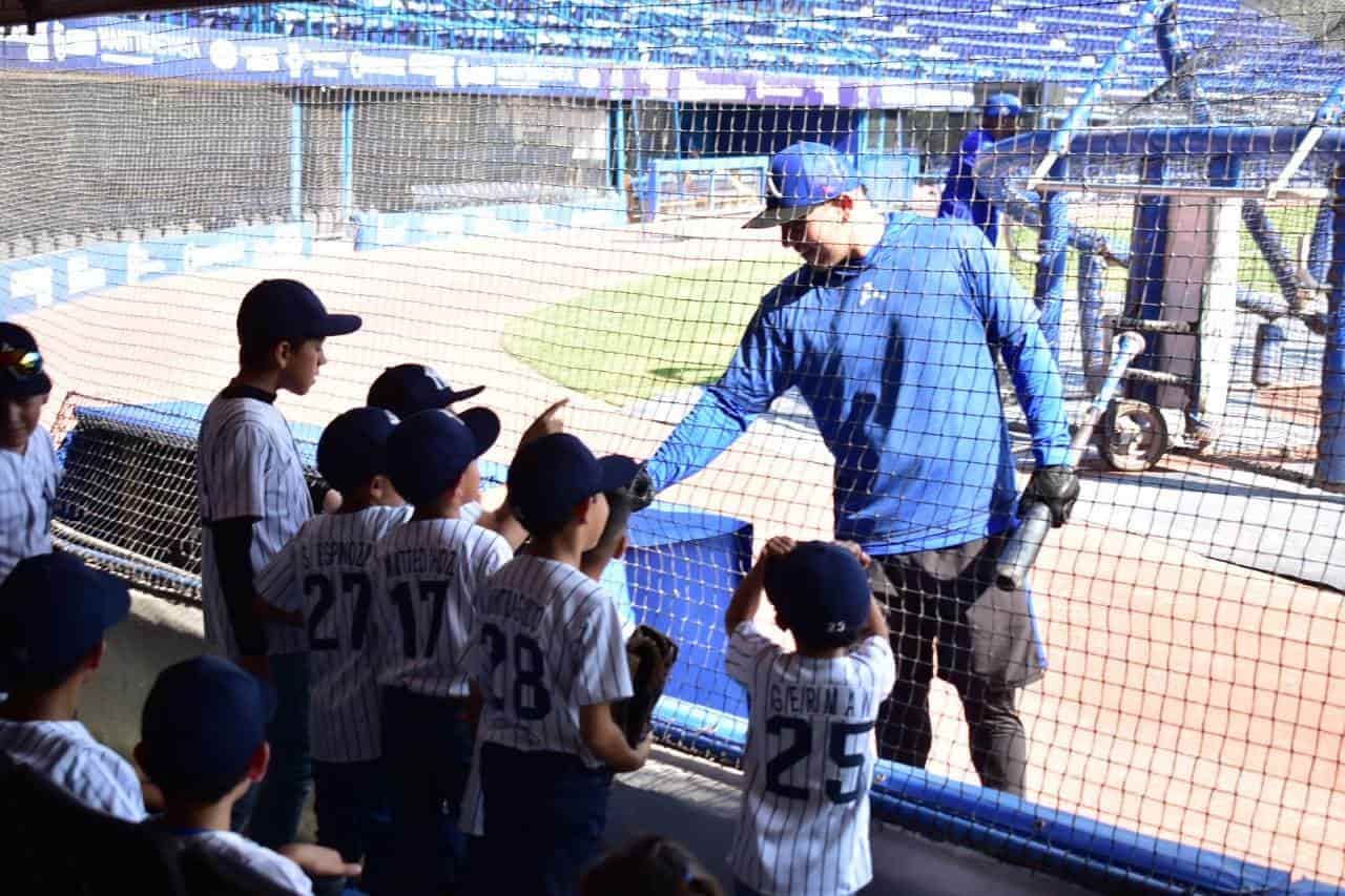 Acompaña Hugo a niños beisbolistas