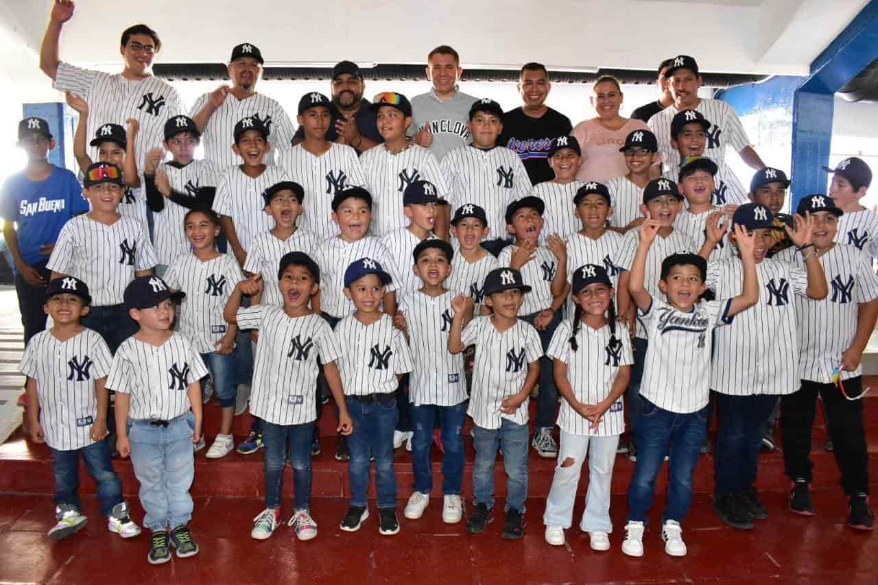 Acompaña Hugo a niños beisbolistas