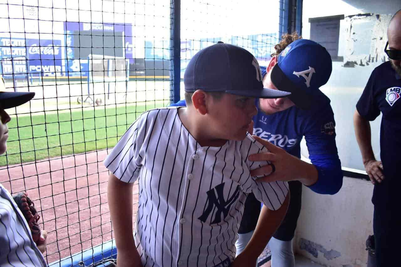 Acompaña Hugo a niños beisbolistas