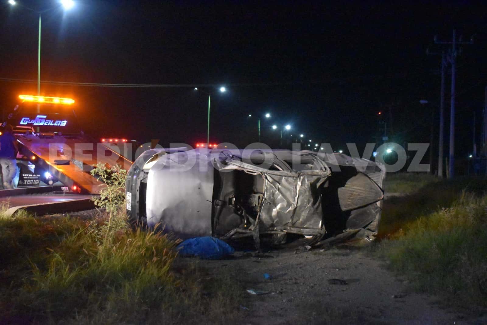 Vuelca pareja en camioneta robada