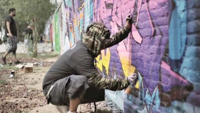 Efeck está por cumplir 20 años pintando sobre paredes, negocios, puentes y más espacios