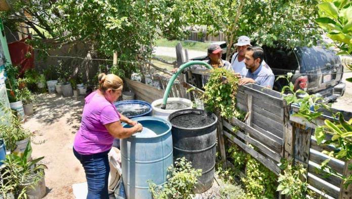 Acarrean con pipas agua a las colonias