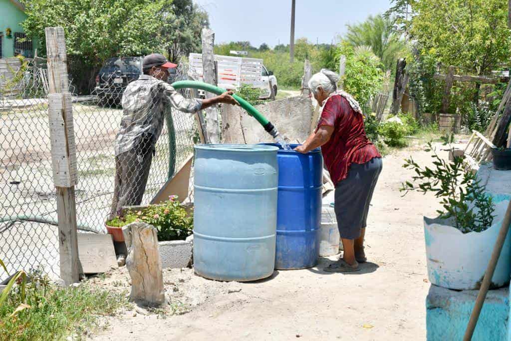 Acarrean con pipas agua a las colonias
