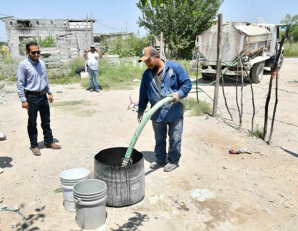 Acarrean con pipas agua a las colonias
