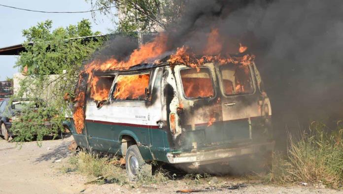 Se incendia unidad vieja de transporte en la 57