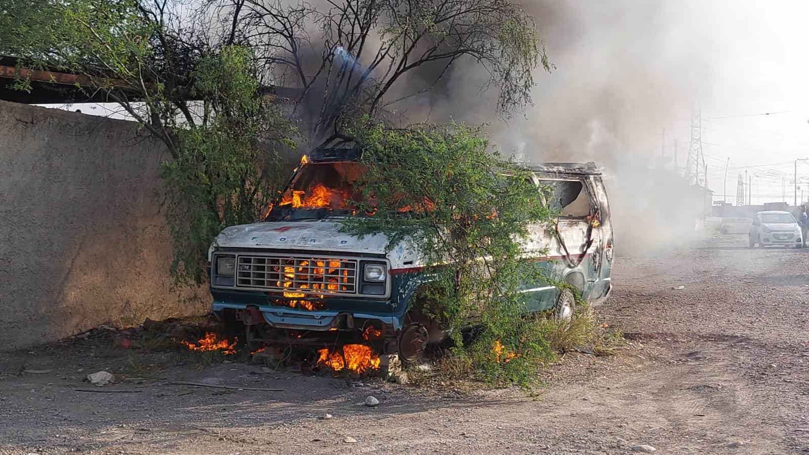 Se incendia unidad vieja de transporte en la 57