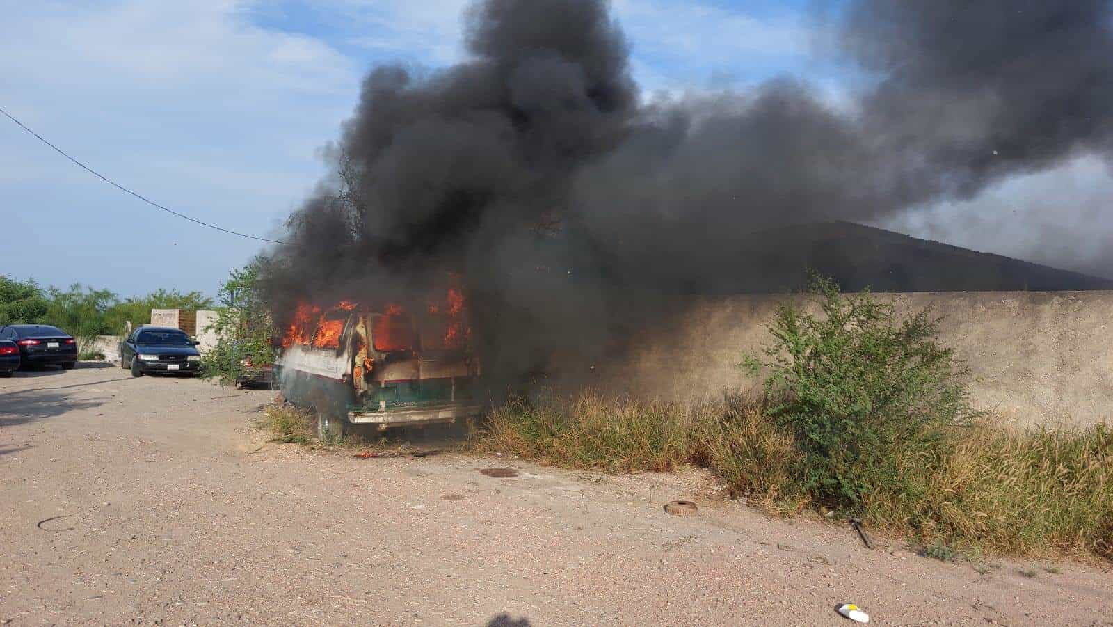 Se incendia unidad vieja de transporte en la 57