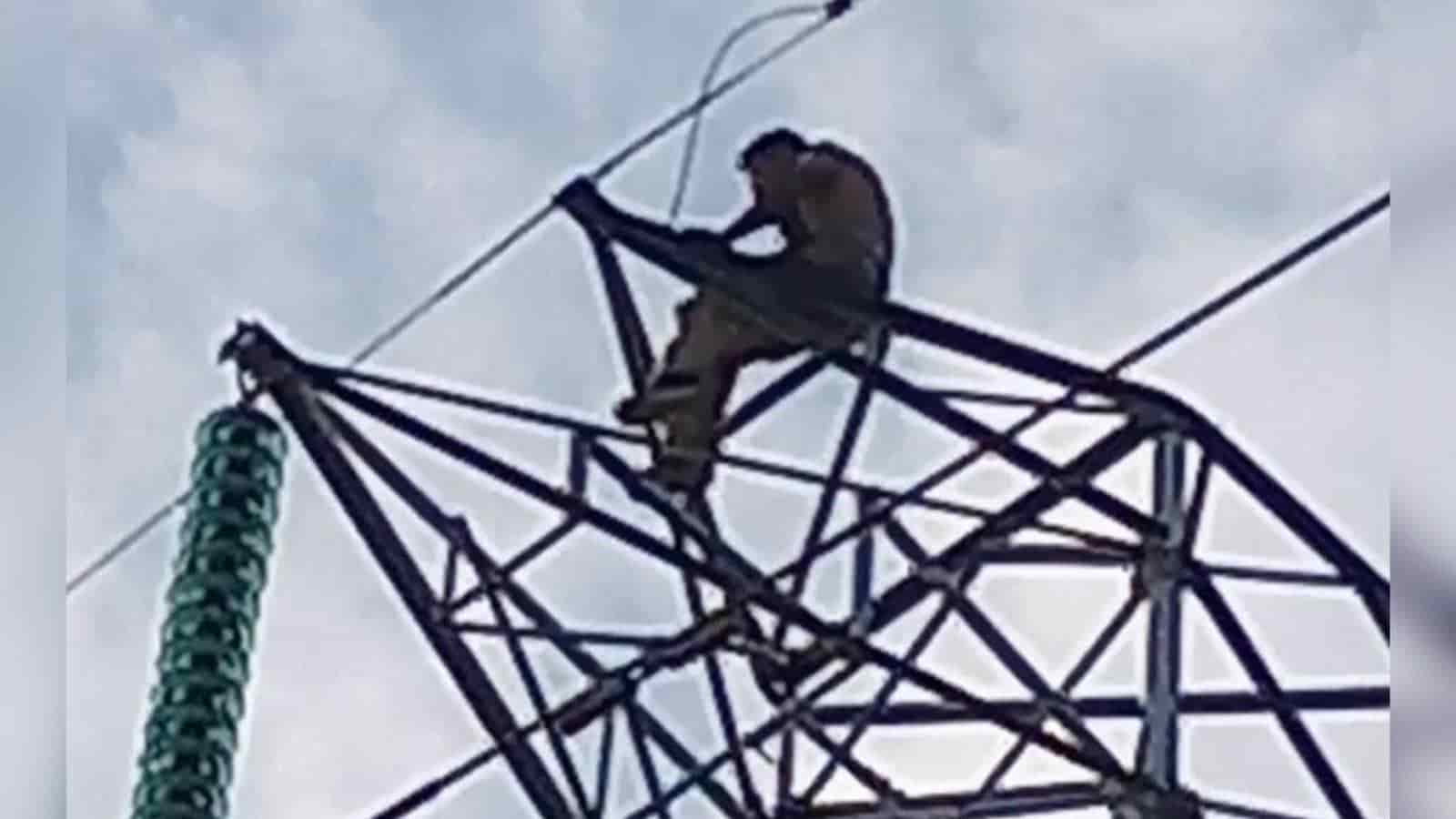 Intento saltar de una torre de alta tensión de CFE por problemas de amor