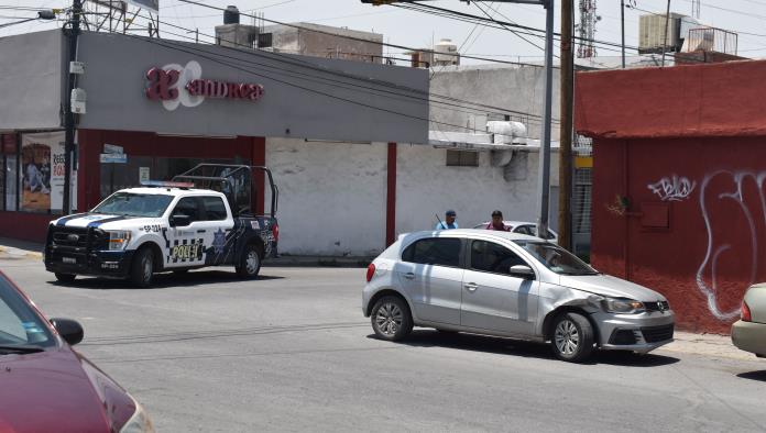 Se pasa rojo y choca auto