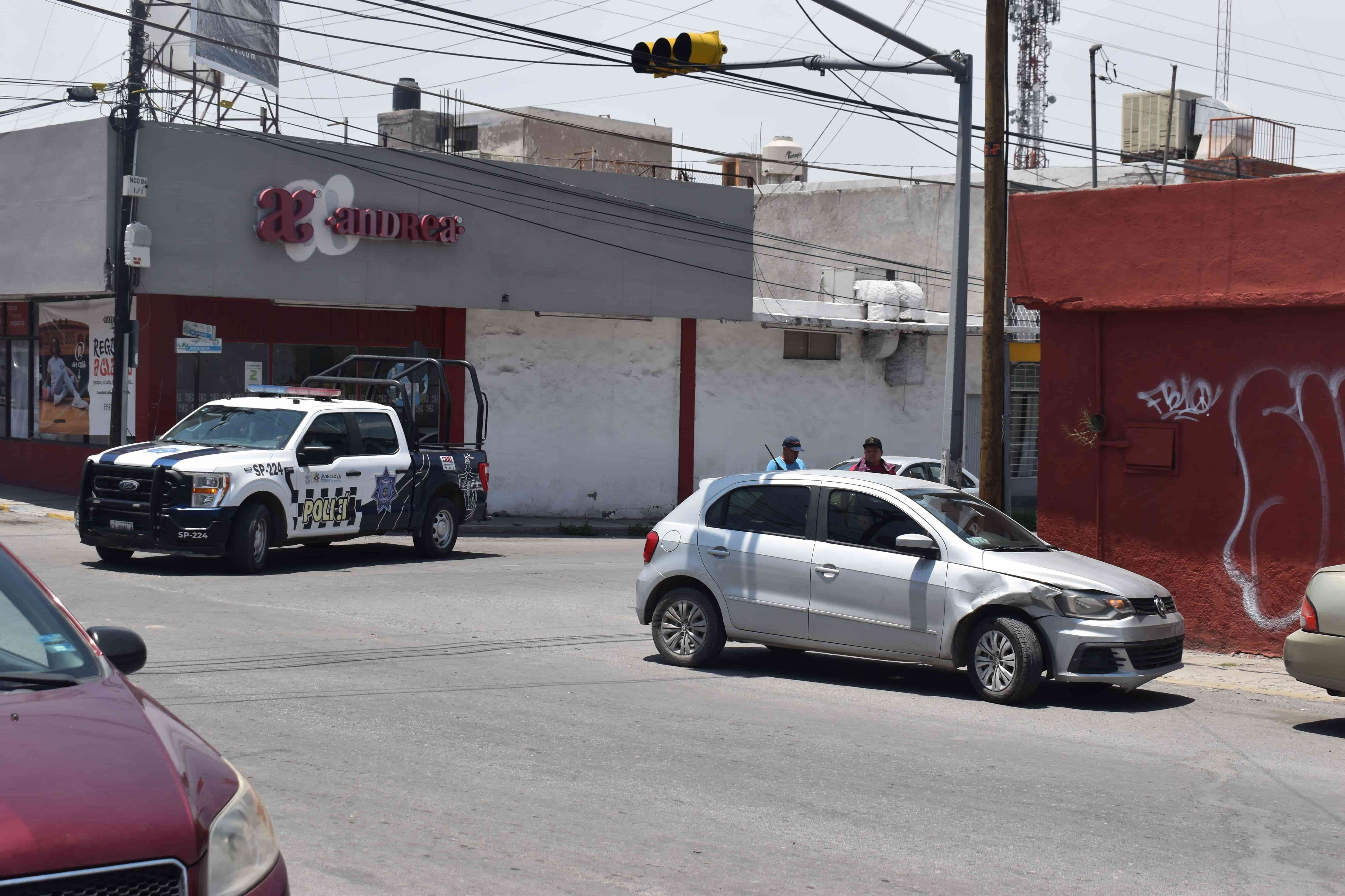 Se pasa rojo y choca auto