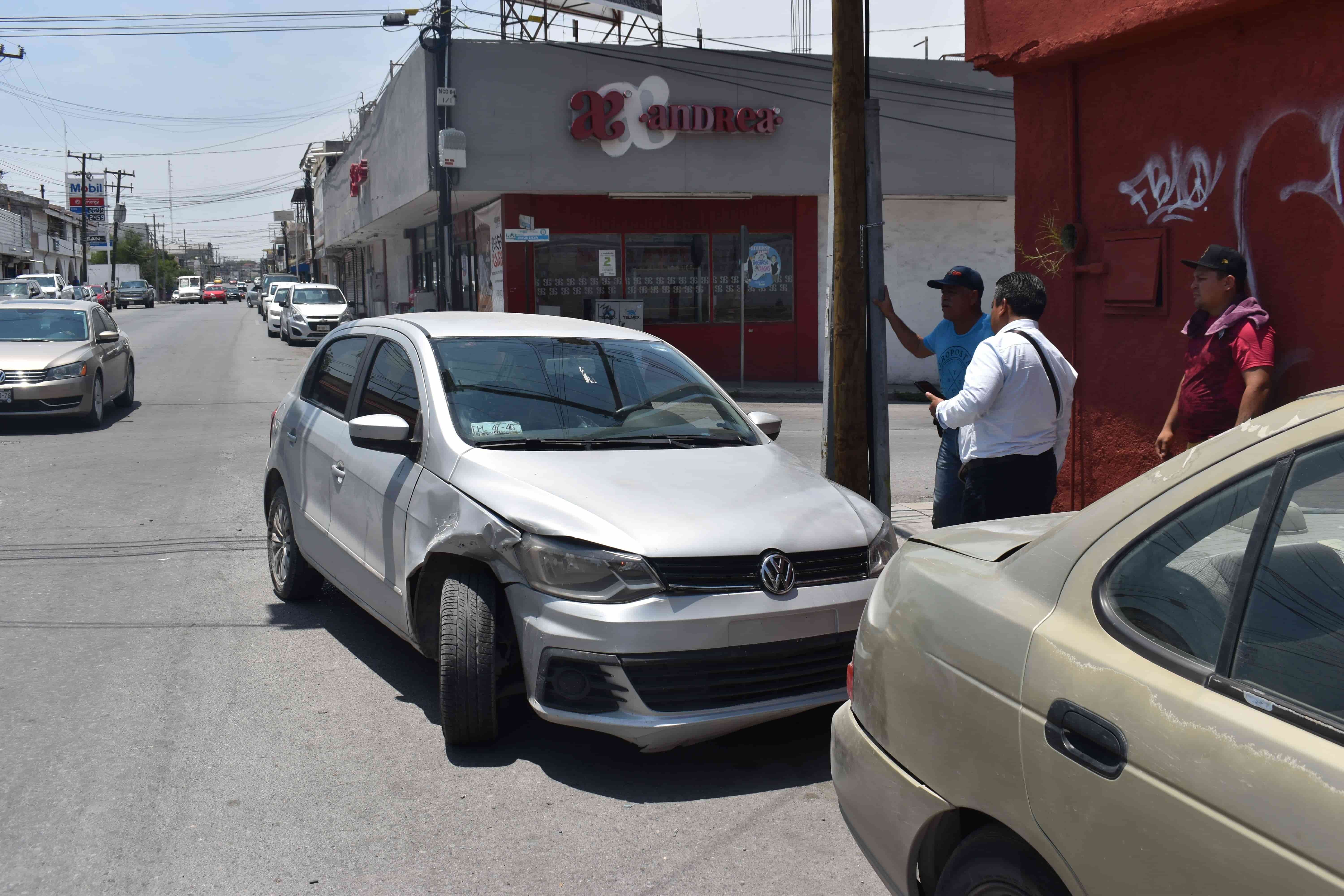 Se pasa rojo y choca auto