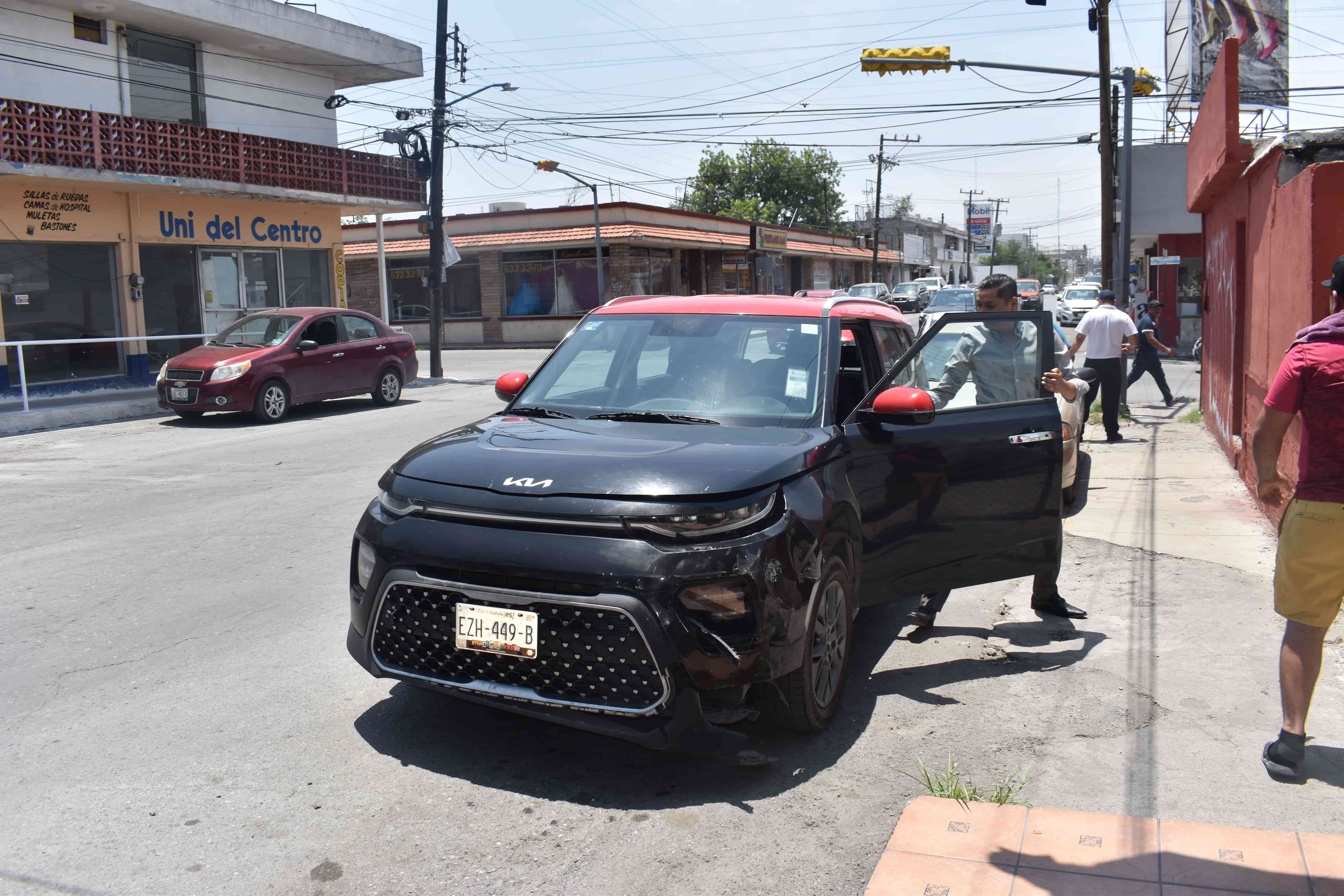 Se pasa rojo y choca auto