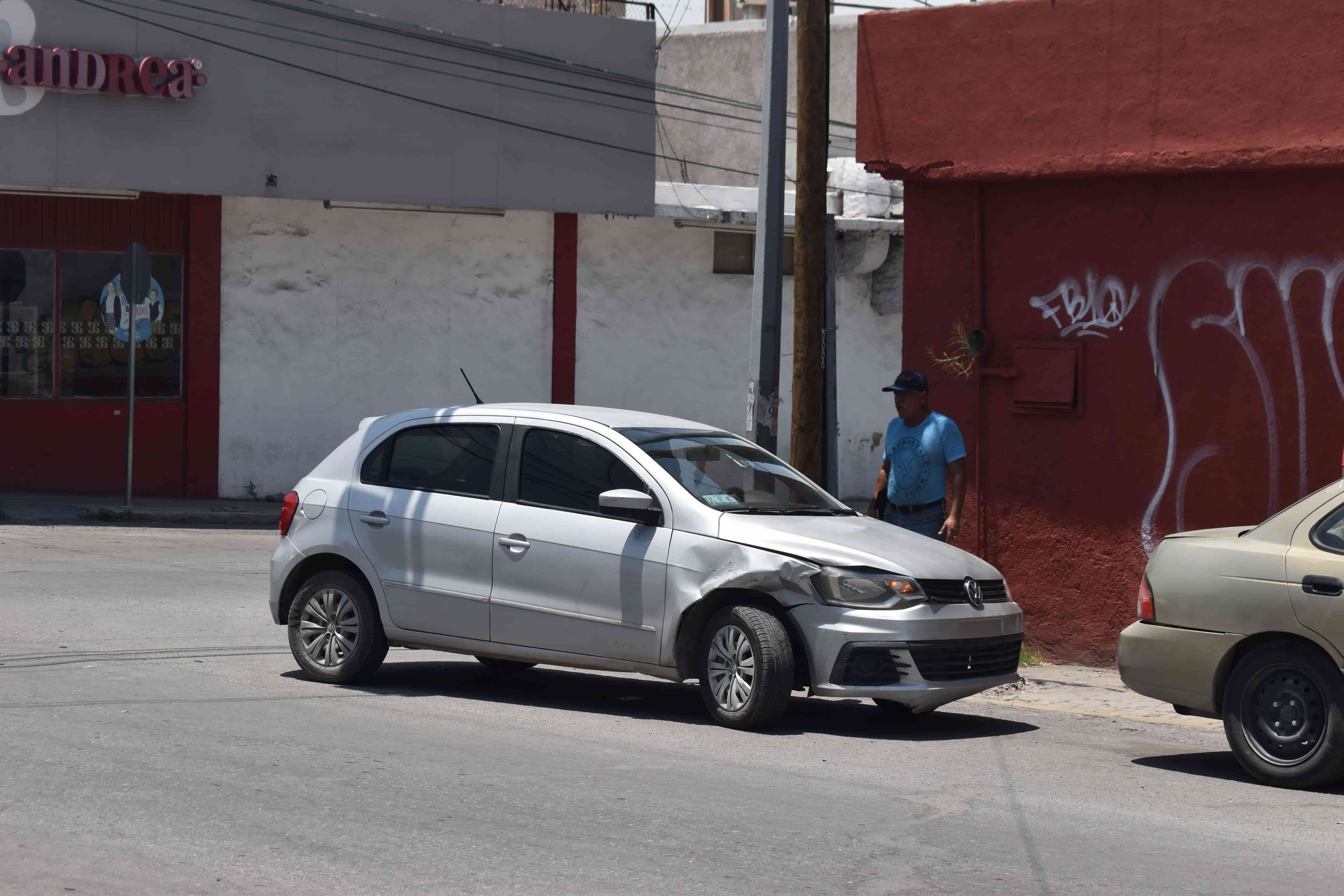 Se pasa rojo y choca auto