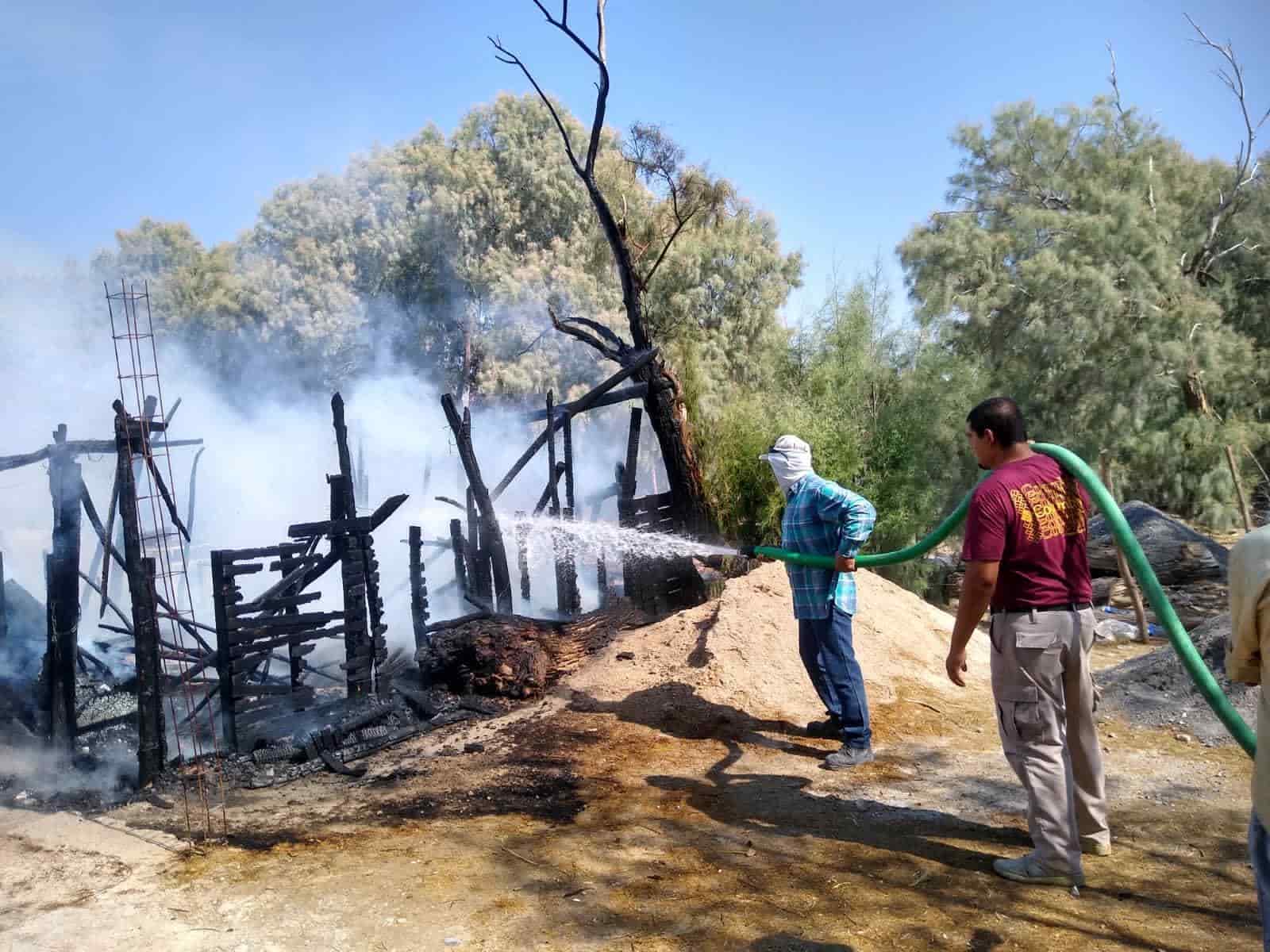 Ciénegas sofoca incendio de jacal
