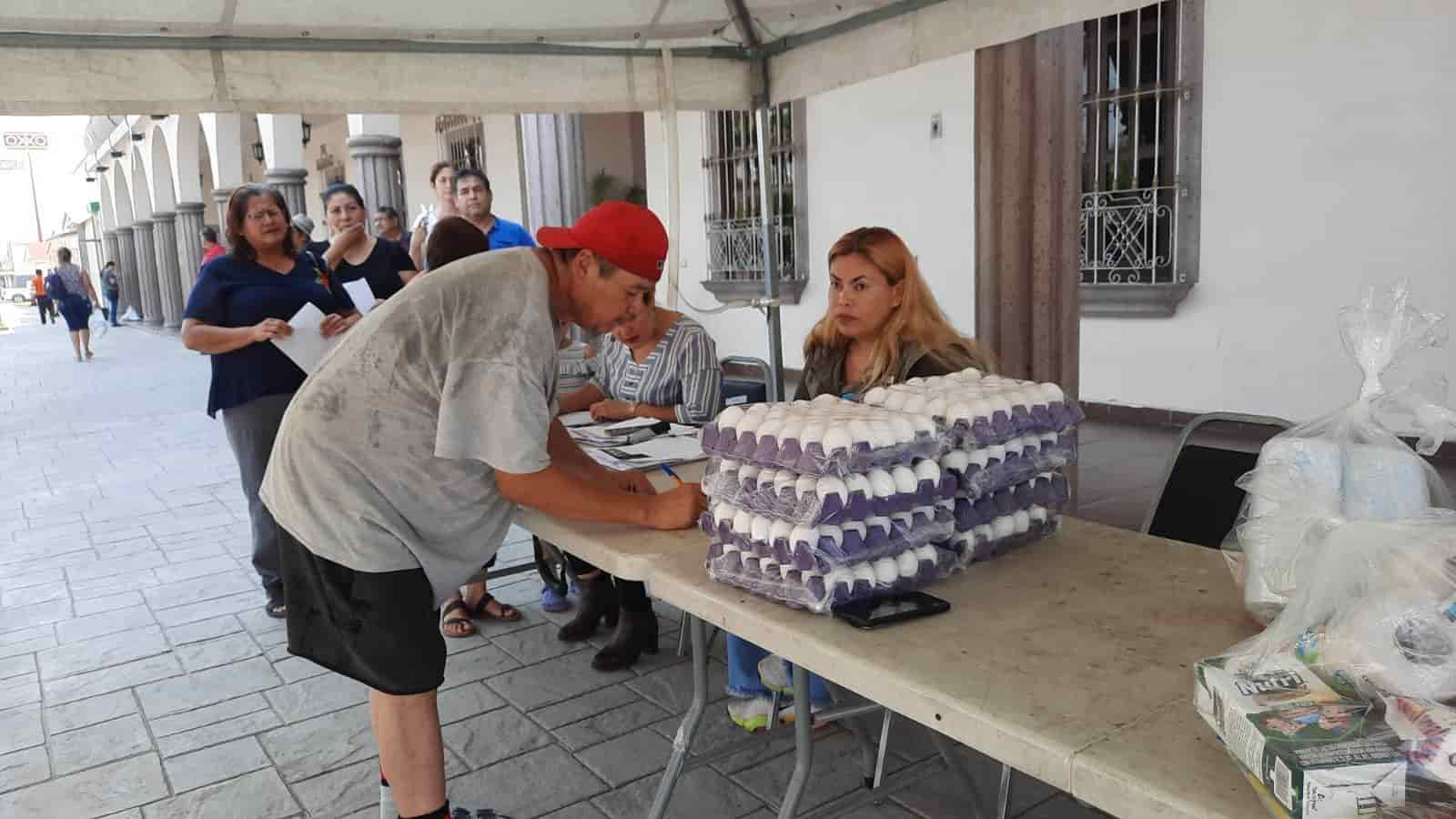 Entregan ahora 400 despensas