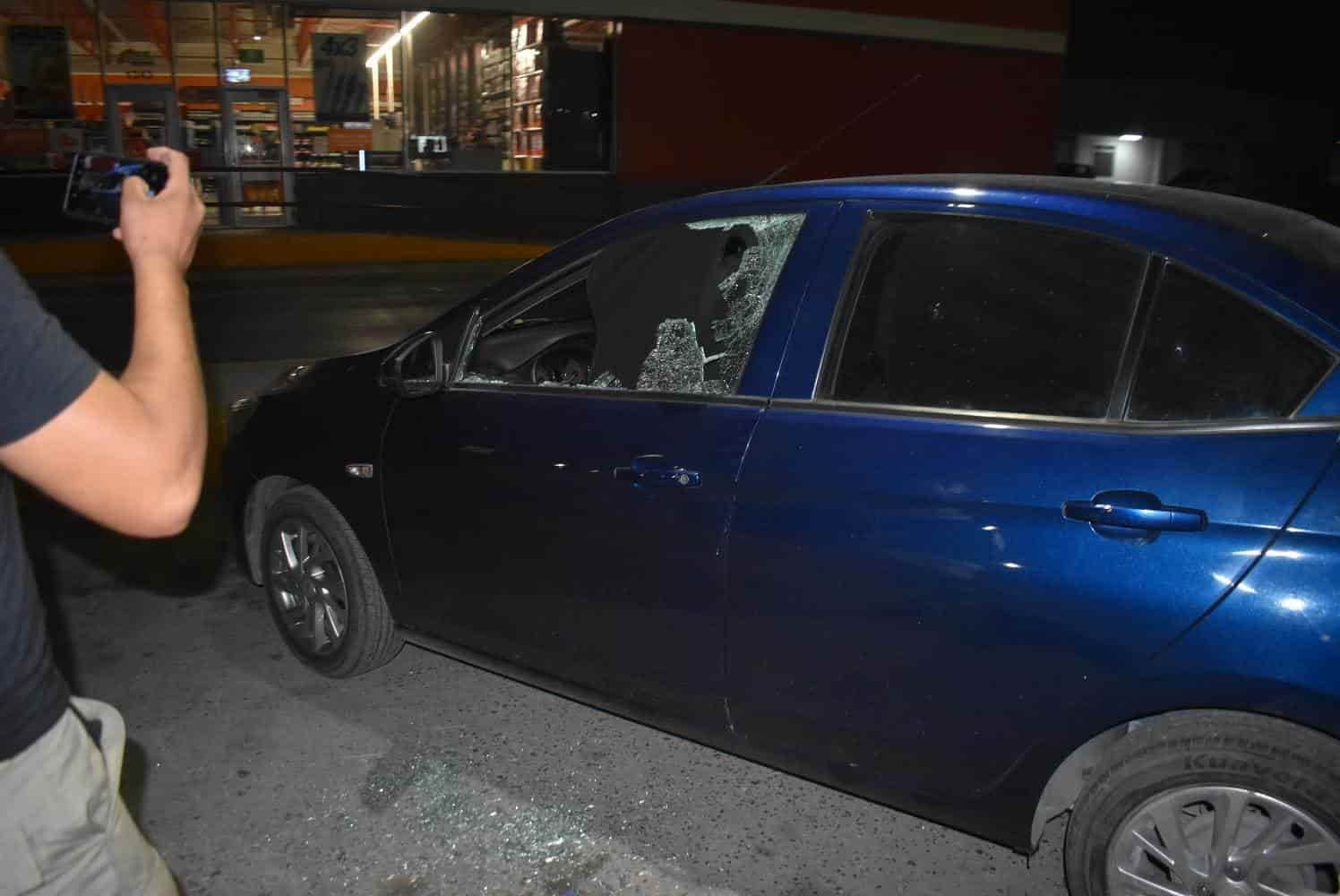 Se ensaña con auto de ‘saca borrachos’