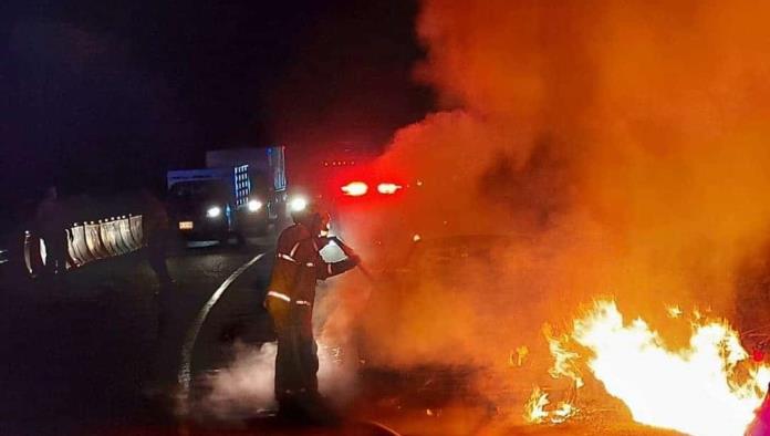 Arde traila con pacas