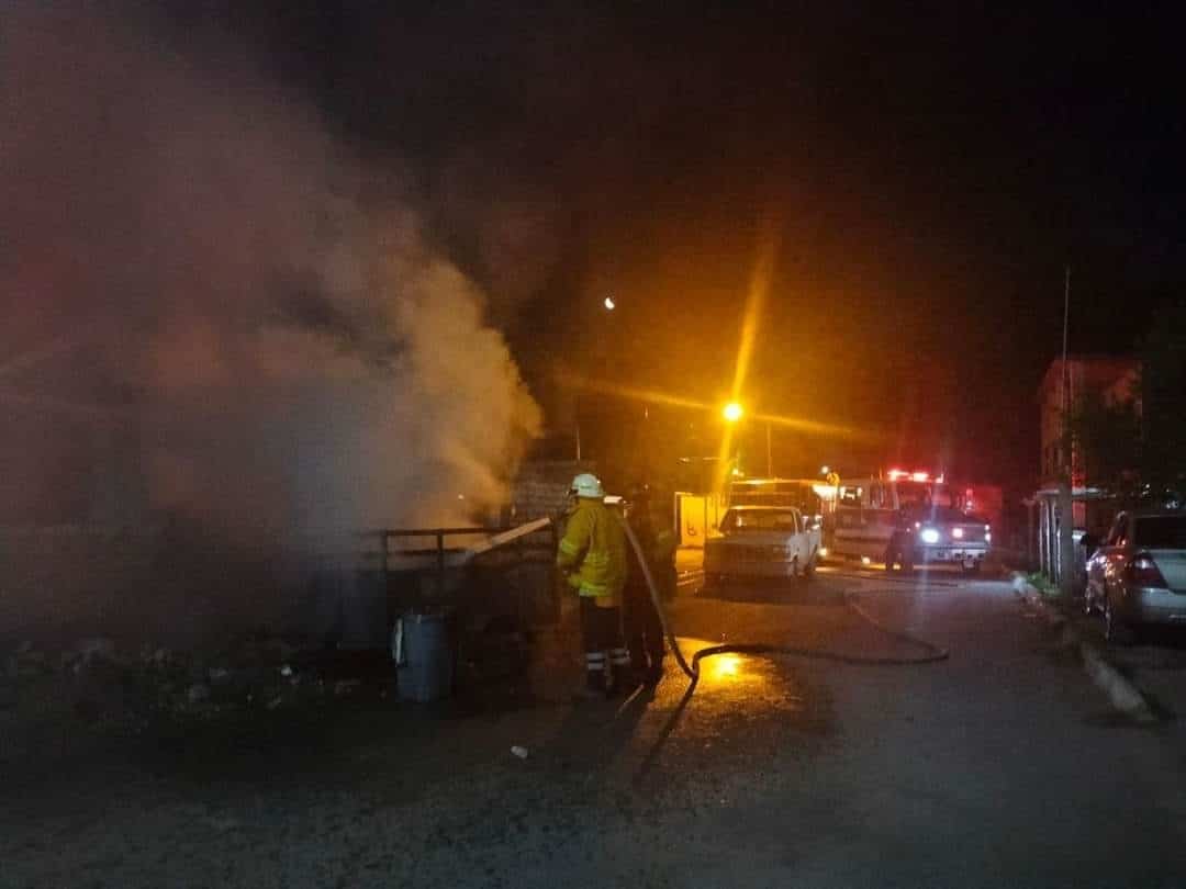 Arde traila con pacas