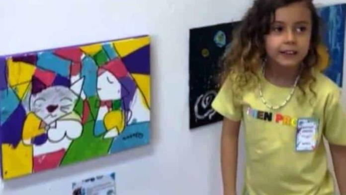 Pequeña niña vende su arte para ayudar a su maestro de natación quien esta enfermo