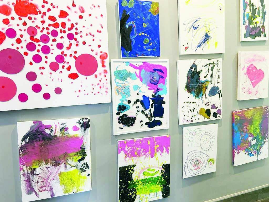 Pequeña niña vende su arte para ayudar a su maestro de natación quien esta enfermo