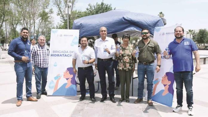 Reparte el alcalde agua embotellada