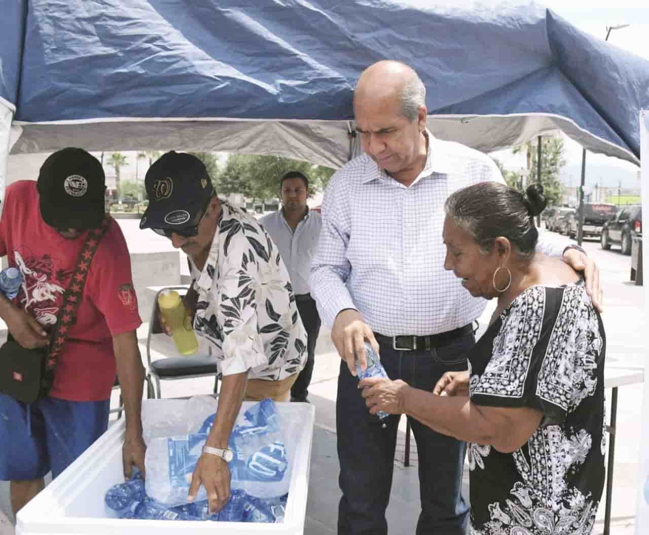 Reparte el alcalde agua embotellada