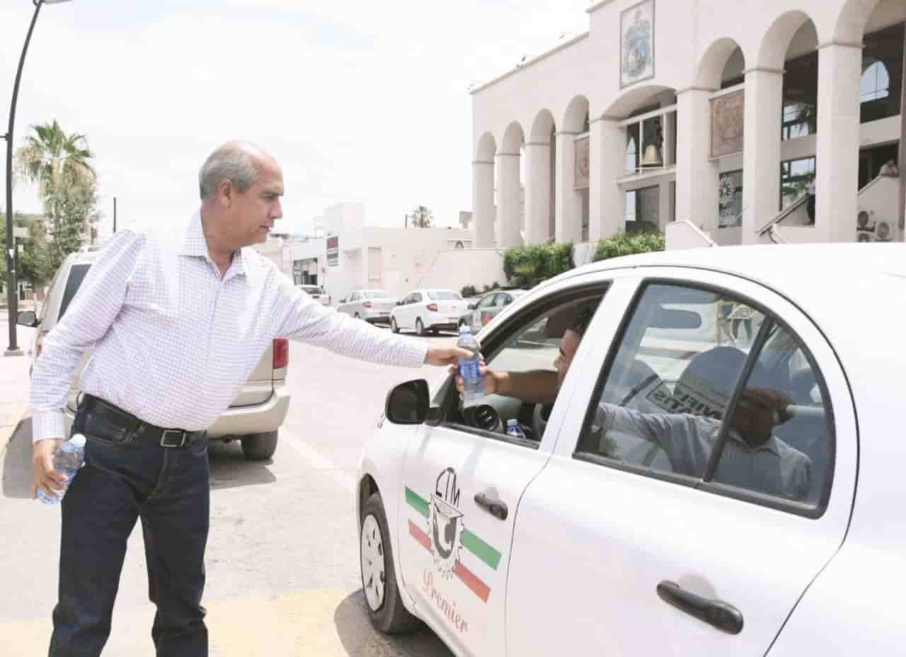Reparte el alcalde agua embotellada