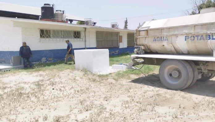 Llevan agua a escuelas y colonias