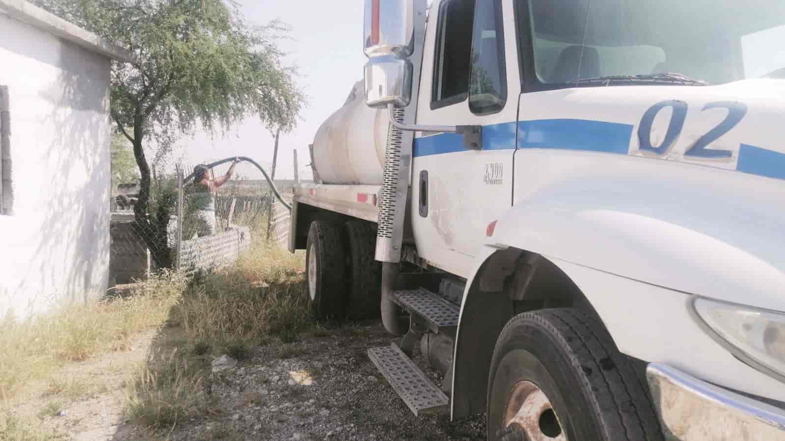 Llevan agua a escuelas y colonias