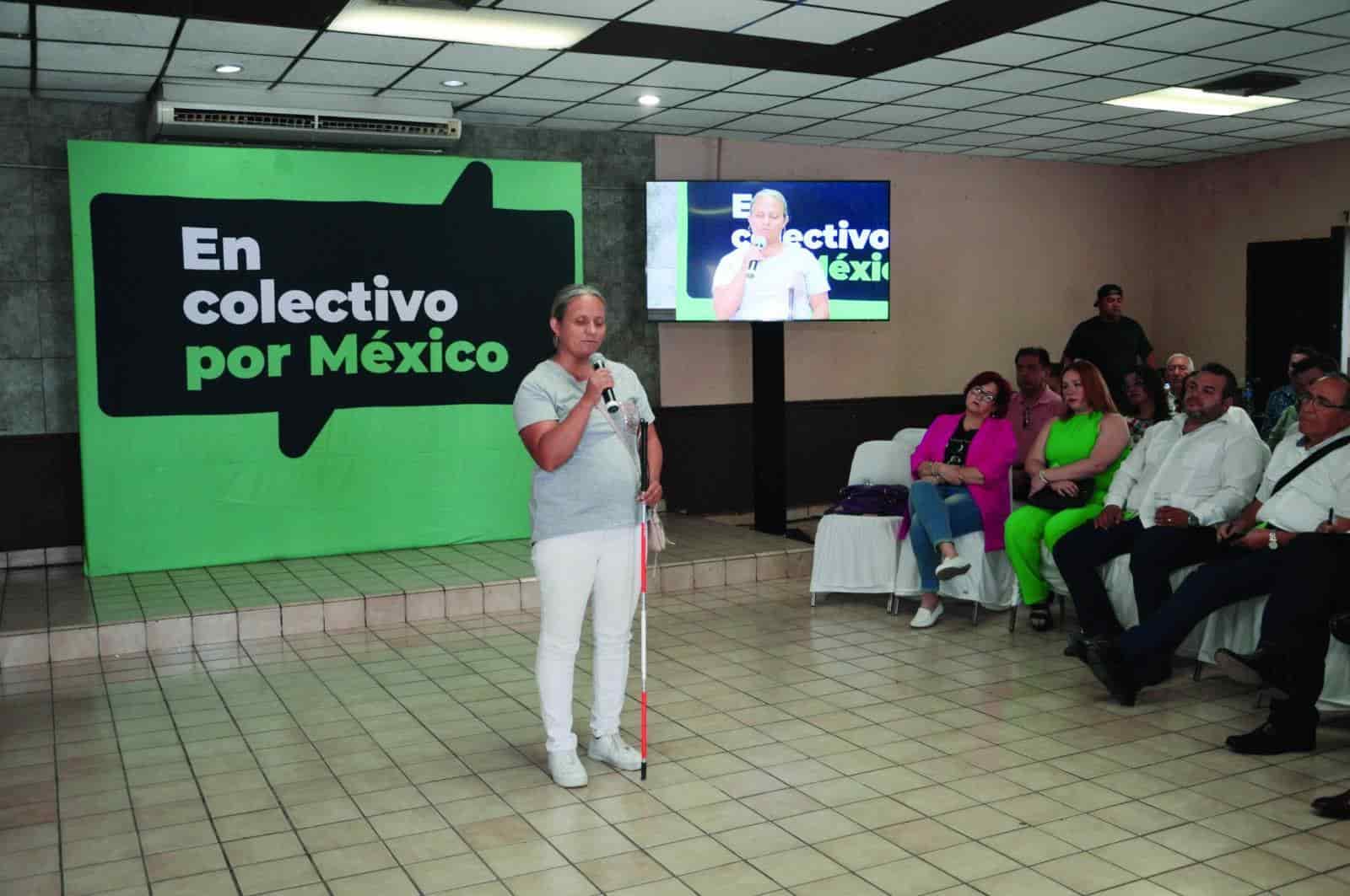 A matrimonio Su invidencia no les impide salir adelante
