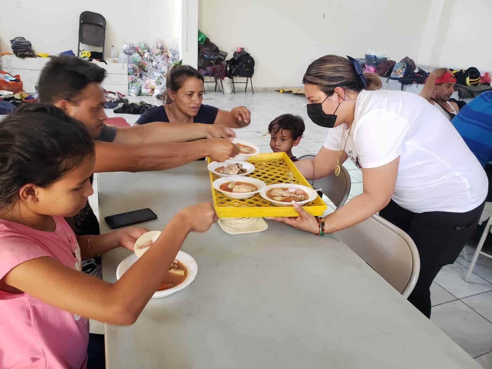 Asiste y alimenta DIF a las familias