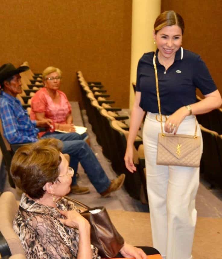 Supervisa alcaldesa entrega de apoyos