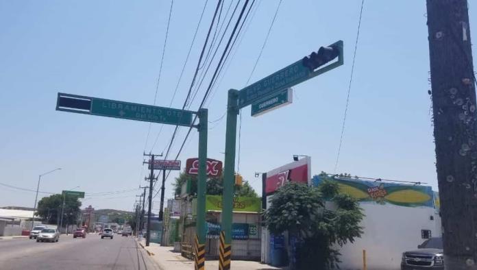 Se quedan sin luz; semáforos sin funcionamiento