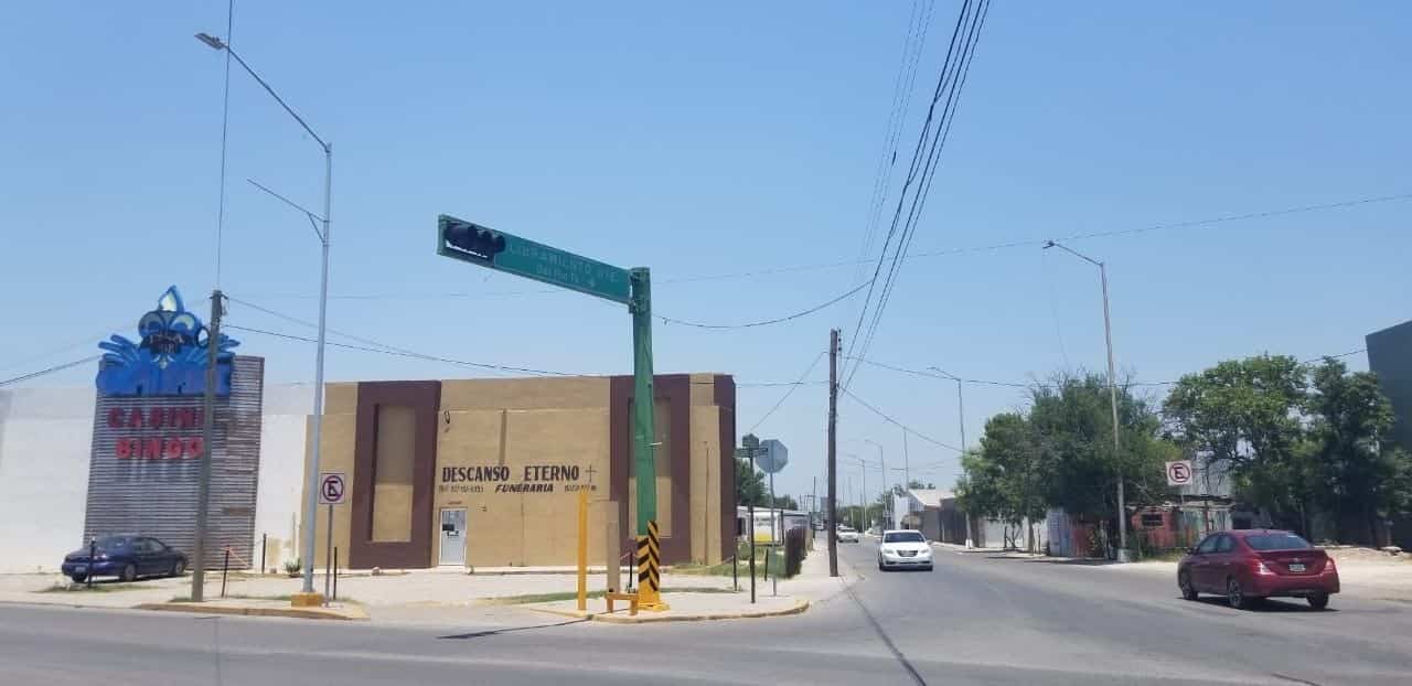 Se quedan sin luz; semáforos sin funcionamiento
