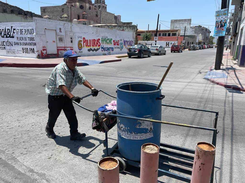 Abuelito de 69 años trabaja bajo el intenso calor en el centro de Monclova