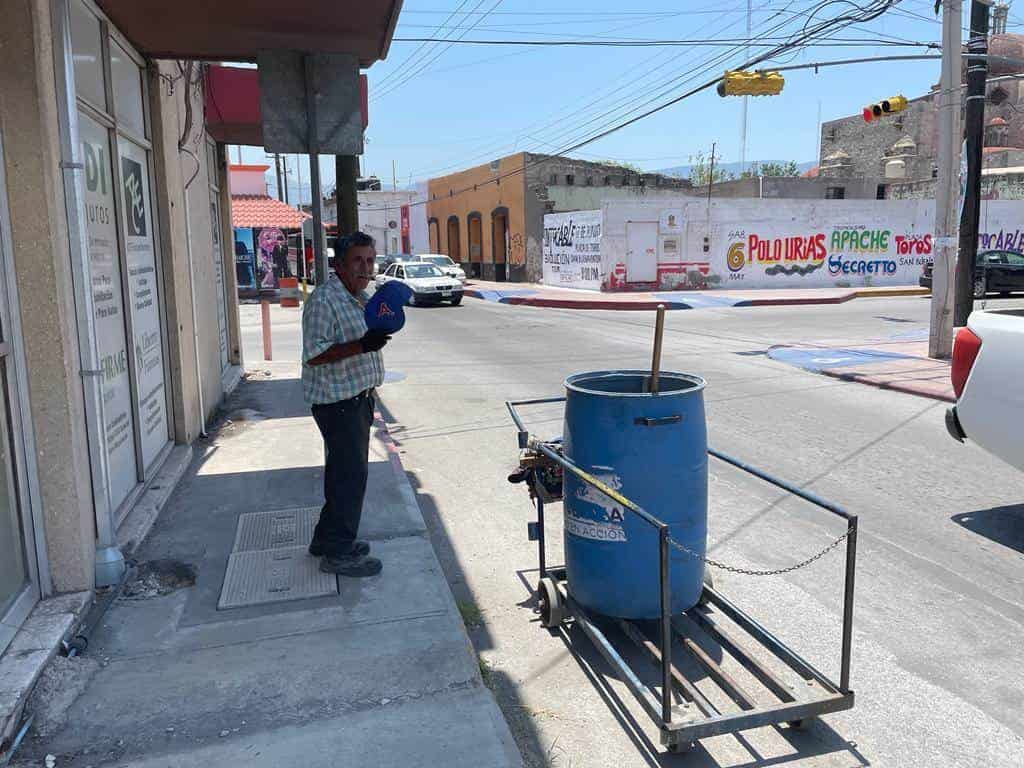 Abuelito de 69 años trabaja bajo el intenso calor en el centro de Monclova