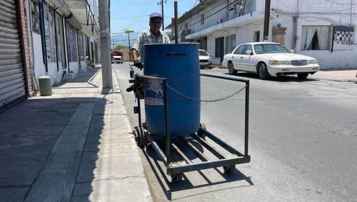 Abuelito de 69 años trabaja bajo el intenso calor en el centro de Monclova