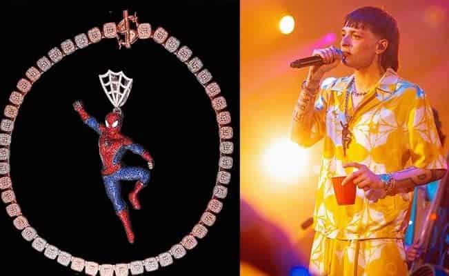¡Que siempre no!: Peso Pluma desmiente el robo de su icónica cadena de Spider-Man