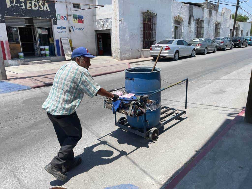 Soporta abuelito el intenso calor