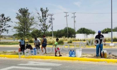 Se abastecen de agua en bulevard Las Tinajas