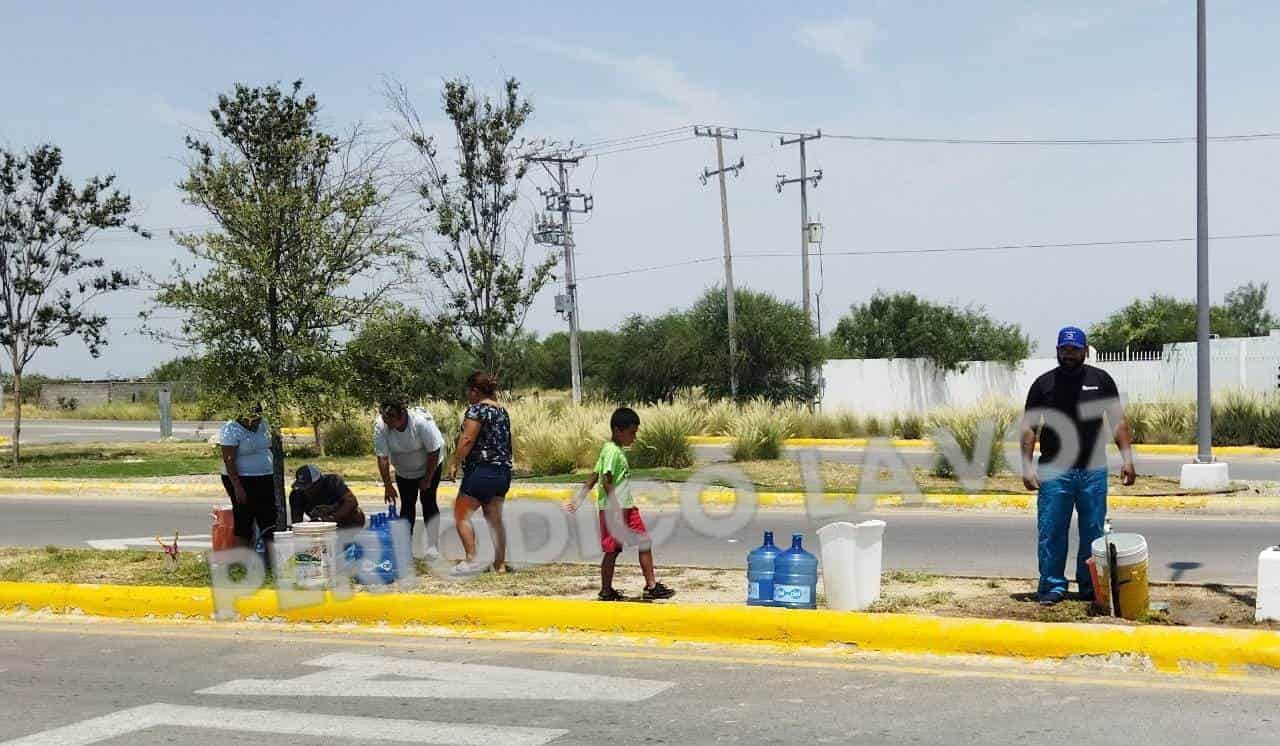 Se abastecen de agua en bulevard Las Tinajas