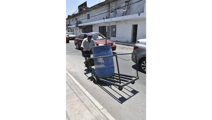 Soporta abuelito el intenso calor
