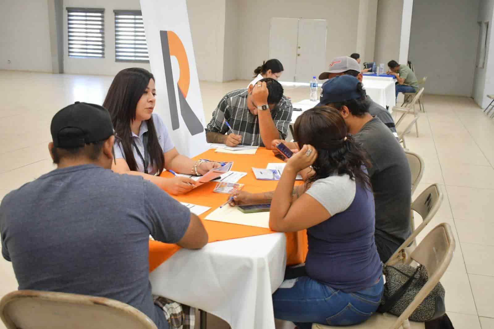 Aprovechan navenses; participan 6 empresas en la feria del empleo
