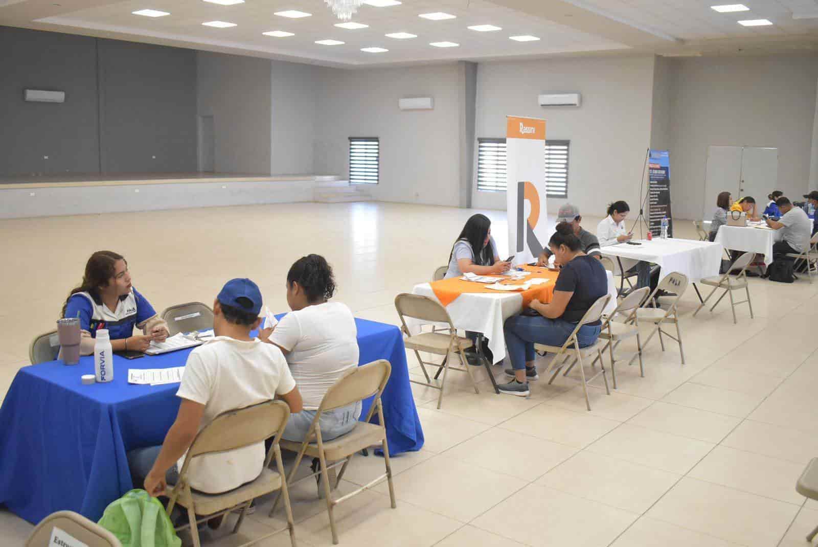 Aprovechan navenses; participan 6 empresas en la feria del empleo